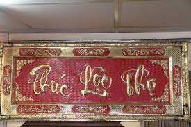 Chọn phối cảnh tranh chữ bằng đồng đẹp làm quà chúc thọ.
