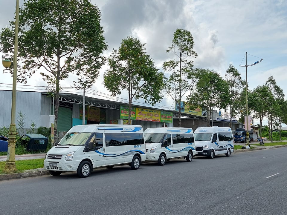 Dịch vụ xe khách 16 chỗ sân bay Tân Sơn Nhất của Huy Đạt có Đa dạng dòng xe và linh hoạt về lịch trình
